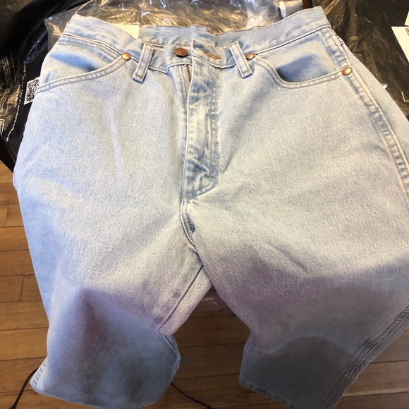 WOMEN'S WRANGLER COWBOY CUT SLIM FIT JEAN IN BLEACH - Picture 4 of 6